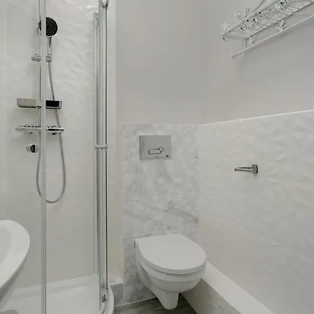 In The Centre Of With Balcony By Renters 아파트 포즈난