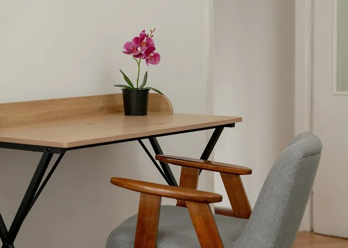 In The Centre Of With Balcony By Renters Daire