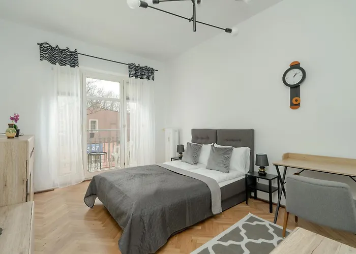 In The Centre Of With Balcony By Renters Daire *