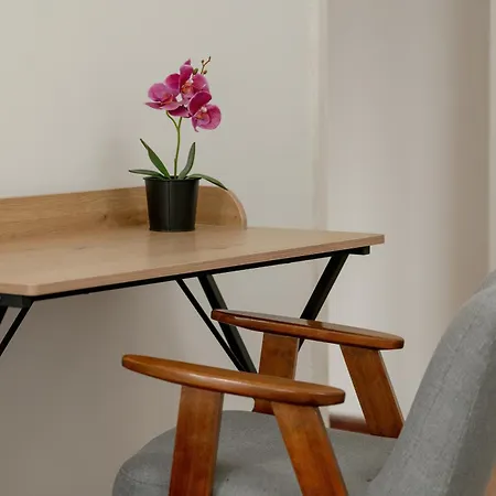 In The Centre Of With Balcony By Renters Apartman