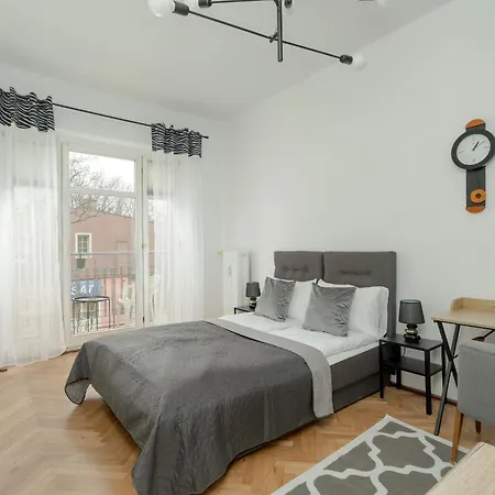 In The Centre Of With Balcony By Renters Apartment *